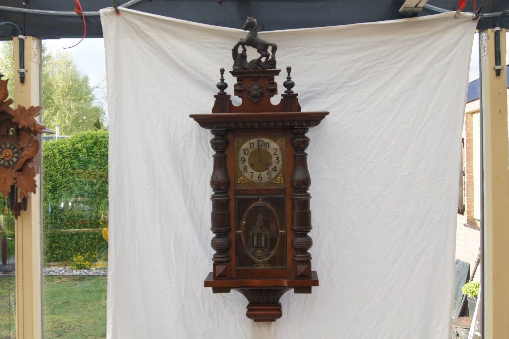 Antieke wandklok met paard sculptuur, Antiek en Kunst, Antiek | Klokken, Ophalen of Verzenden