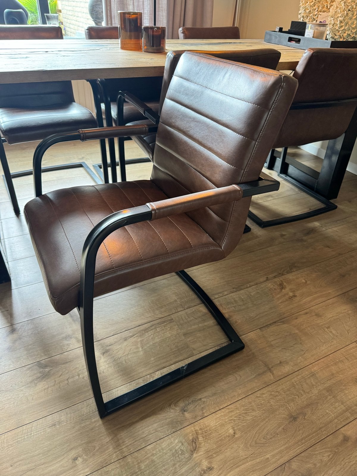 Zo goed als nieuwe bruine eetkamerstoelen met armleuning, Huis en Inrichting, Stoelen, Ophalen, Bruin, Leer, Zo goed als nieuw