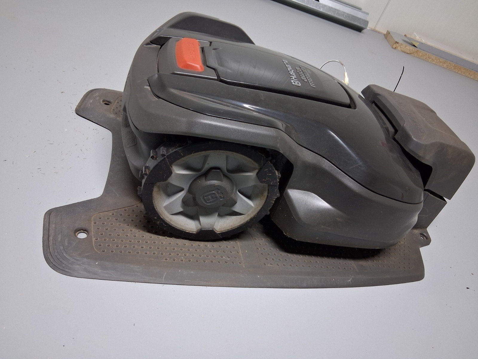 Husqvarna 305 Robotmaaier met Garage, Ophalen, Cirkelmaaier, Gebruikt, Accu-grasmaaier