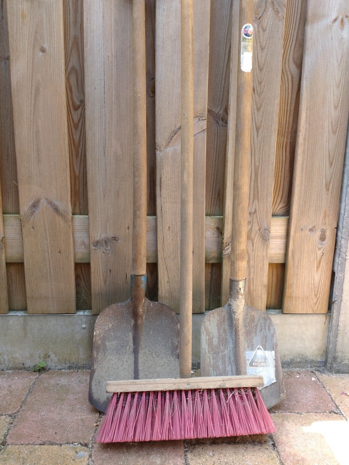 Set van 2 schoppen en 1 bezem, Tuin en Terras, Hand-tuingereedschap, Ophalen, Gebruikt, Schop