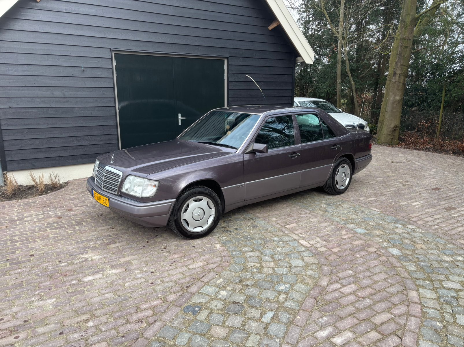 Mercedes-Benz E-Klasse 2.0 E200 Sedan AUT 1994 Rood, Automaat, Zwart, 4 cilinders, Origineel Nederlands