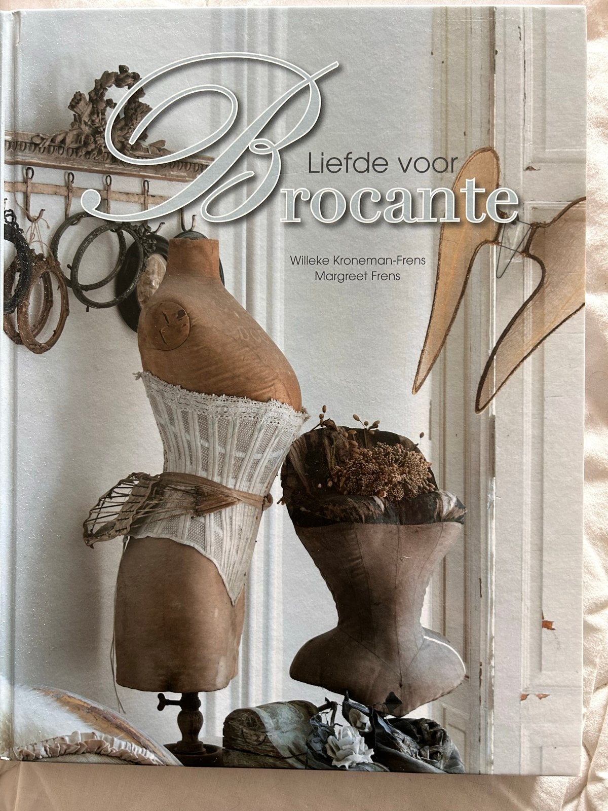 Liefde voor Brocante - Willeke Kroneman-Frens, Margreet Fren, Boeken, Ophalen of Verzenden, Zo goed als nieuw, Catalogus