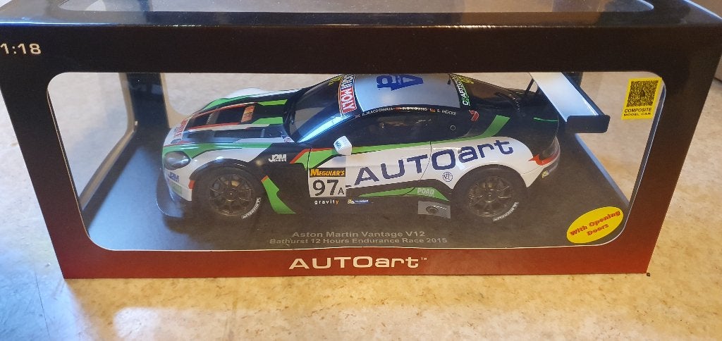 AutoArt 1/18 Aston Martin Vantage V12 Bathurst 12h race, Ophalen of Verzenden, Zo goed als nieuw, Auto, Autoart
