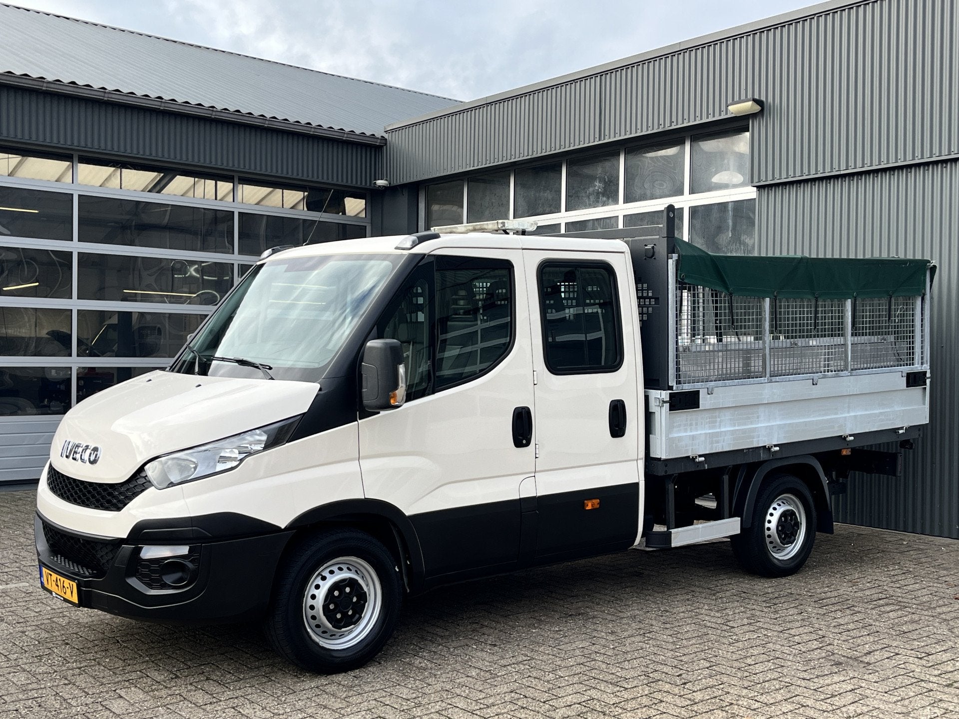 Iveco Daily 35S11D 2.3 345 7 persoons 3500kg trekgewicht Air, 13 km/l, Euro 5, Achterwielaandrijving, Zwart