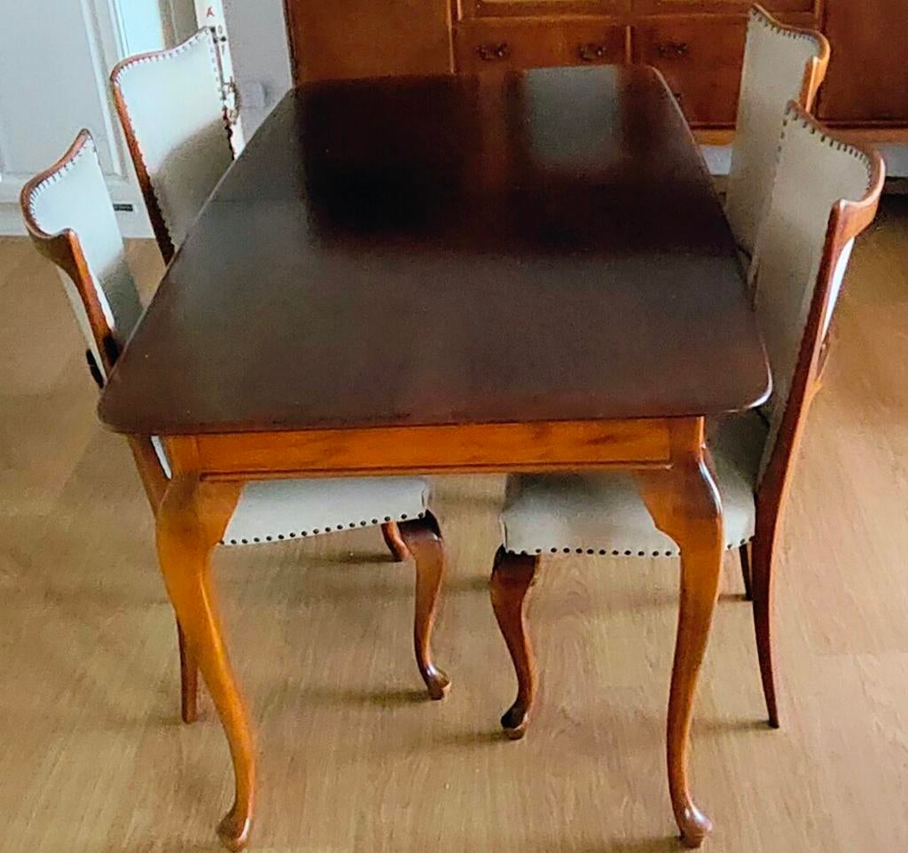 Notenhouten eettafel en stoelen., Ophalen, Zo goed als nieuw, 4 tot 6 stoelen