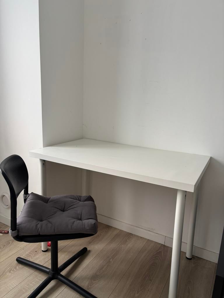 Desk and Chair, Huis en Inrichting, Bureaus, Ophalen, Gebruikt, Hout, IKEA