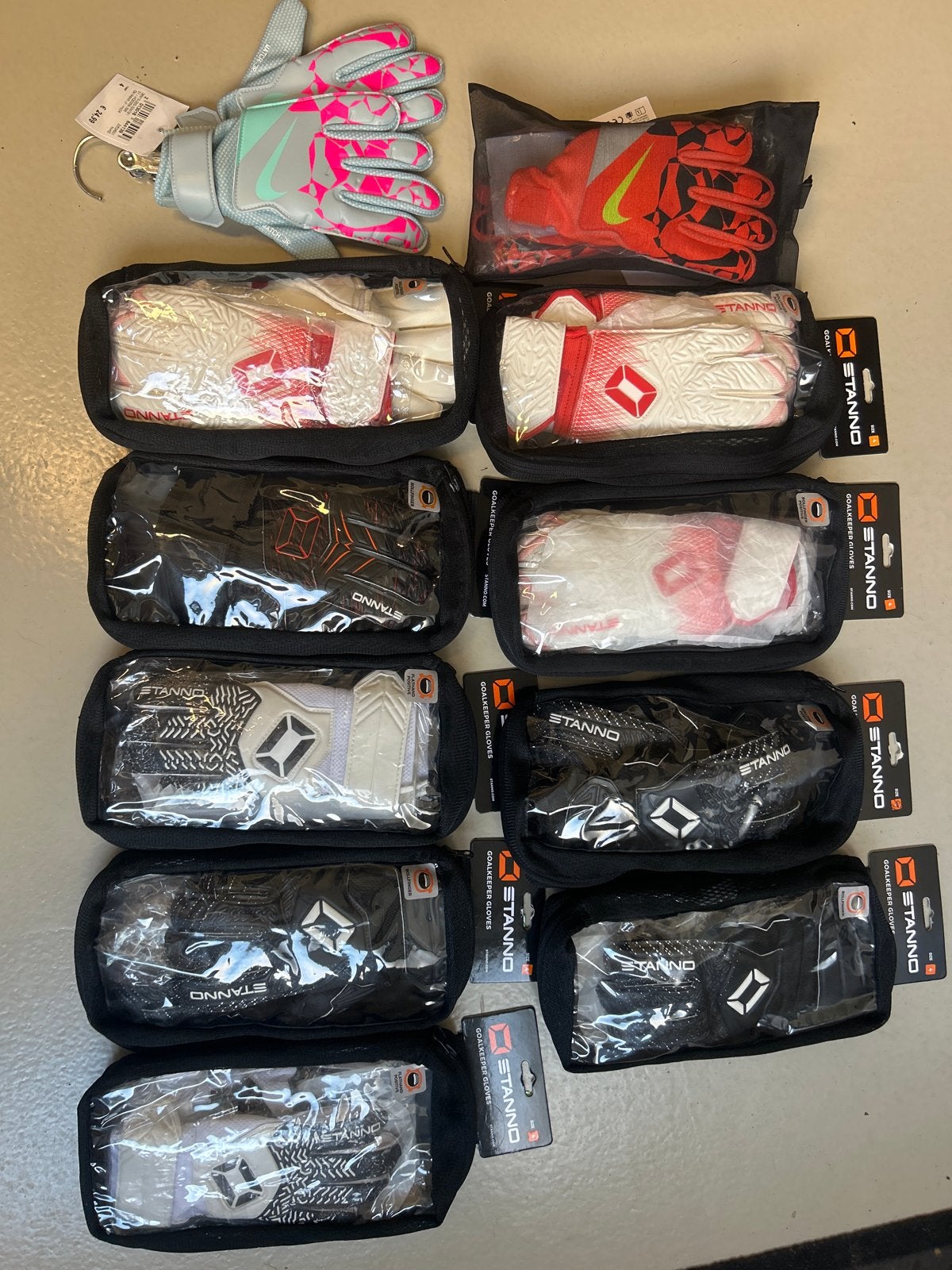 Nieuwe keepershandschoenen maat 4, Maat XS of kleiner, Ophalen of Verzenden, Nieuw, Handschoenen