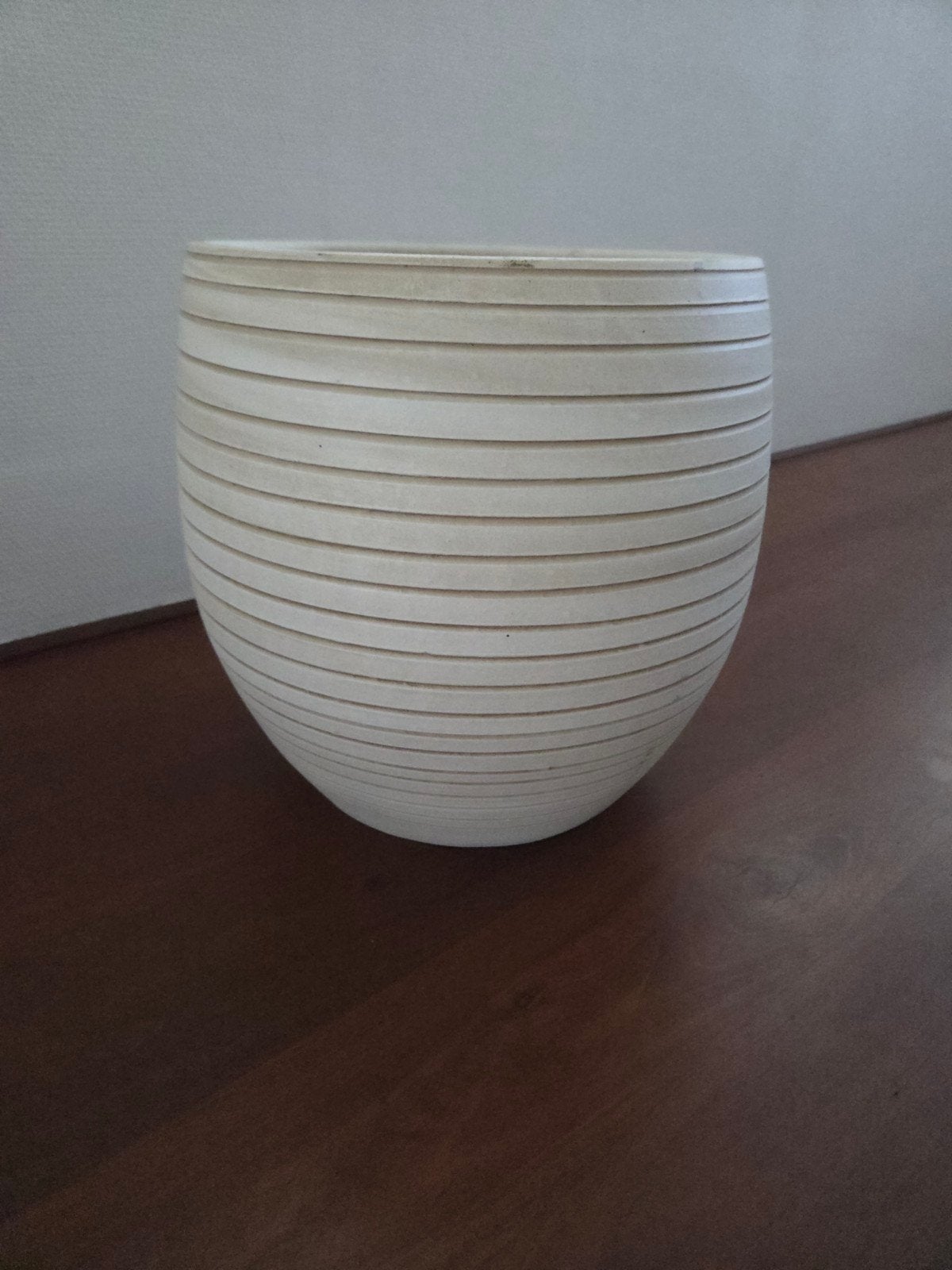 Stijlvolle crèmekleurige bloempot met ribbeltextuur, Ophalen, Kunststof, Rond, Binnen