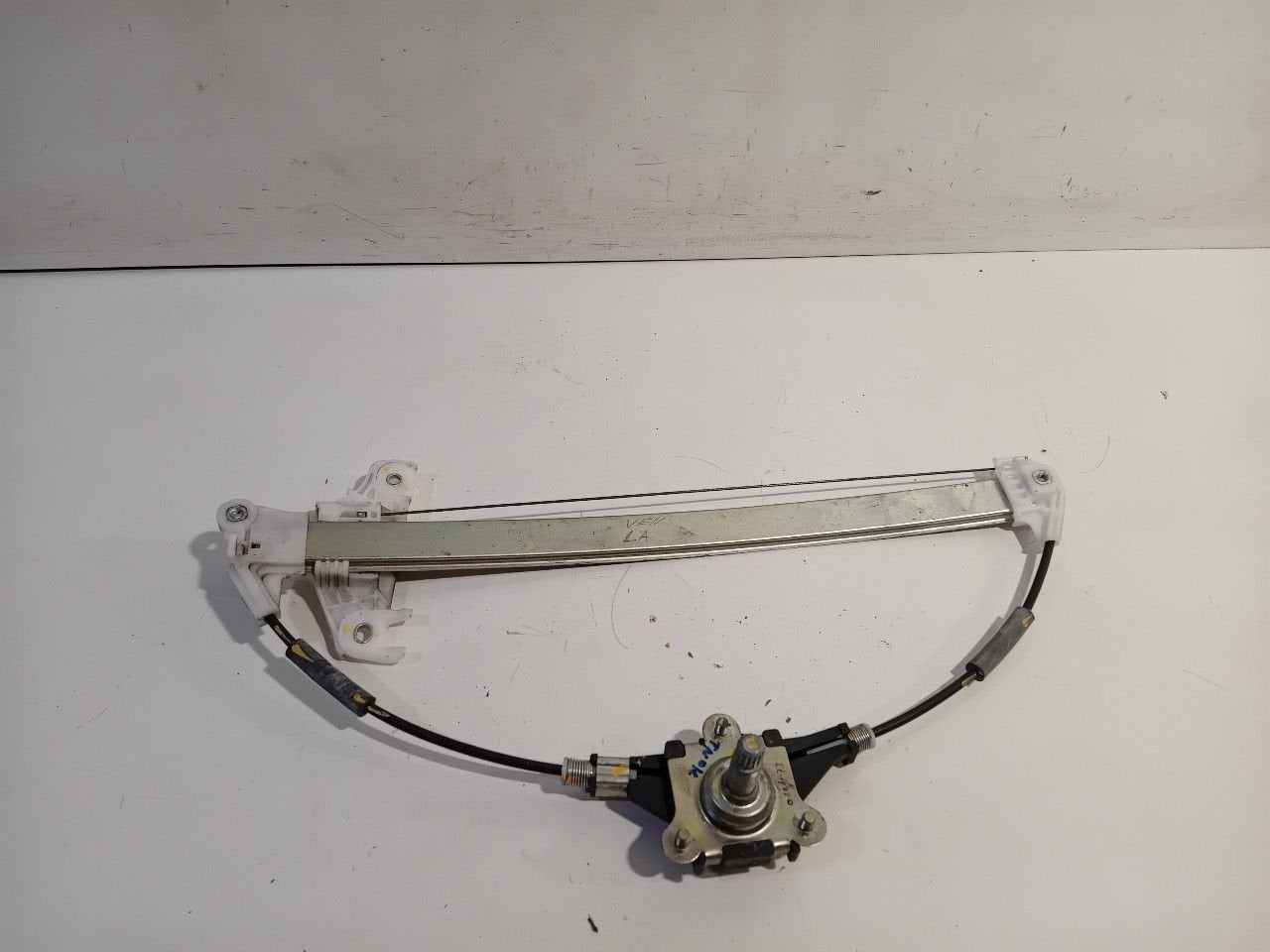 Raammechaniek links achter Suzuki Baleno, Onderdelen@venauto.nl, Van der Ven Autorecycling B.V., Gebruikt, Ettenseweg 76, 4706 PB Roosendaal, The Netherlands