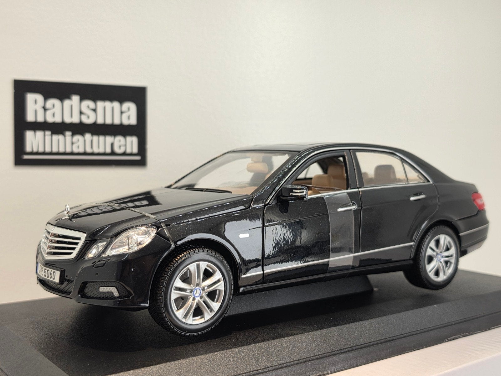 Mercedes-Benz E-Klasse sedan W212 - Zwart - 1:18 Maisto, Maisto, Auto, Ophalen of Verzenden, Zo goed als nieuw