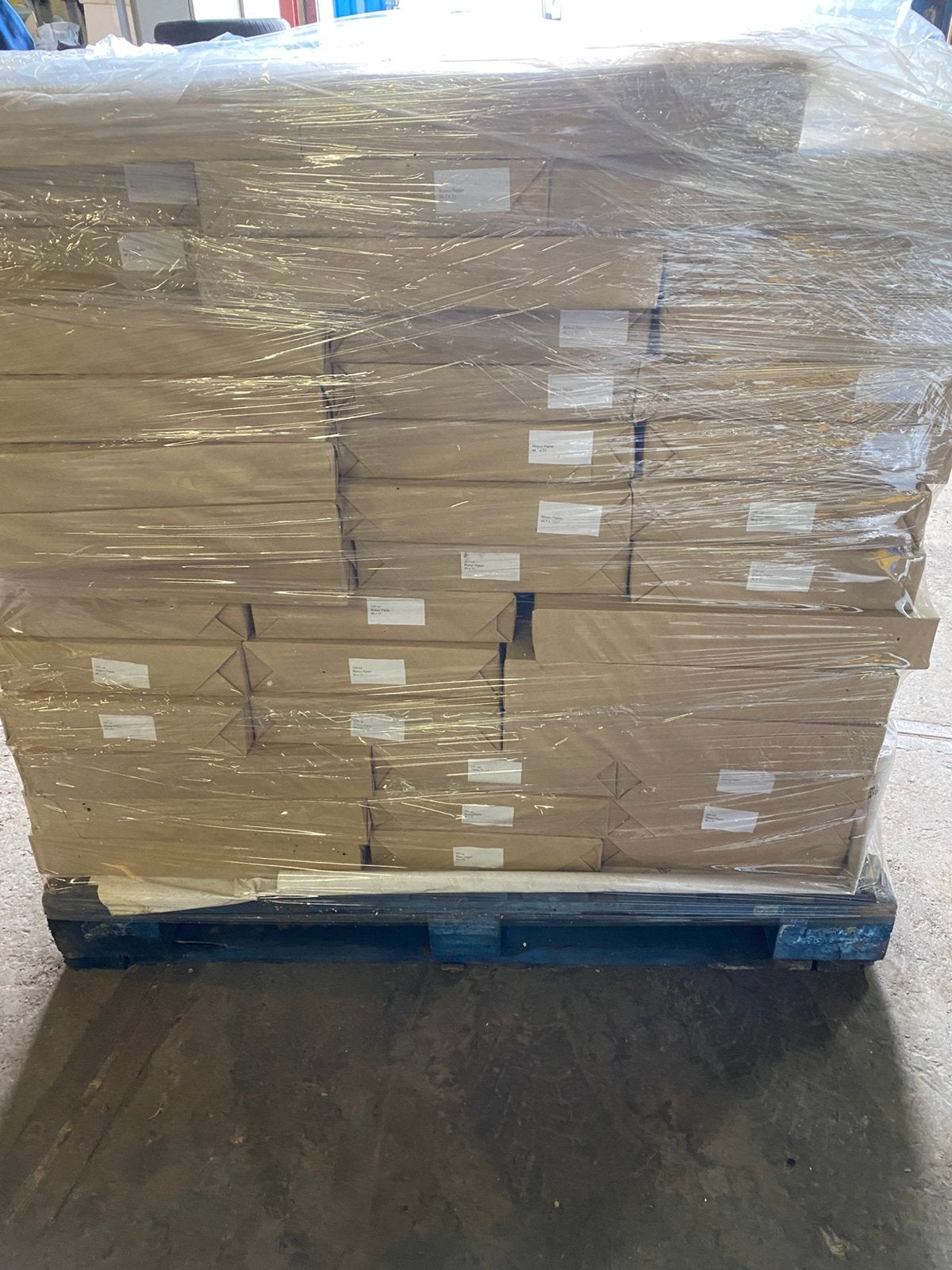 Partij glanzend drukpapier 32x46 cm – volle pallet, Drukwerk