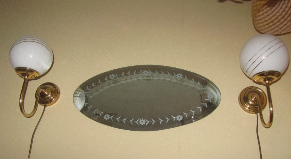 Vintage wandlamp met witte bol en gouden bies, Gebruikt, Ophalen of Verzenden, Glas, Overige merken