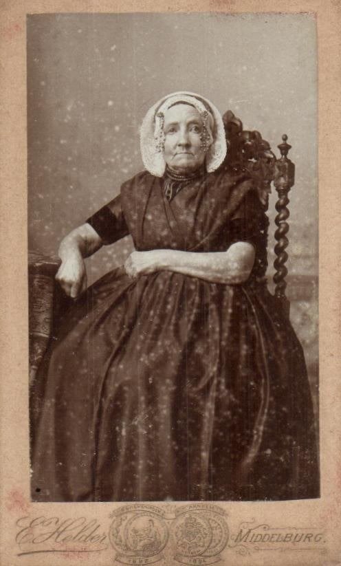 CDV- Oude dame in klederdracht - E.Helder - Middelburg, Gebruikt, Foto, Klederdracht, Ophalen of Verzenden