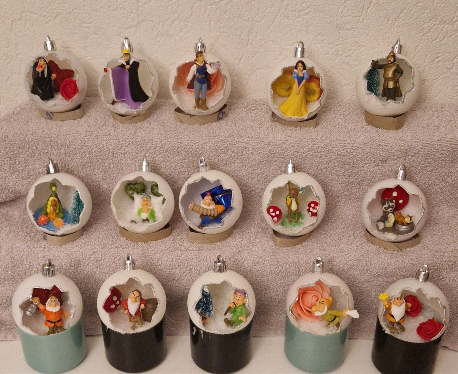 Kerstballen 15 stuk;s
van disney sneeuwwitje en de 7, Ophalen of Verzenden, Sneeuwwitje of Doornroosje, Zo goed als nieuw, Beeldje of Figuurtje