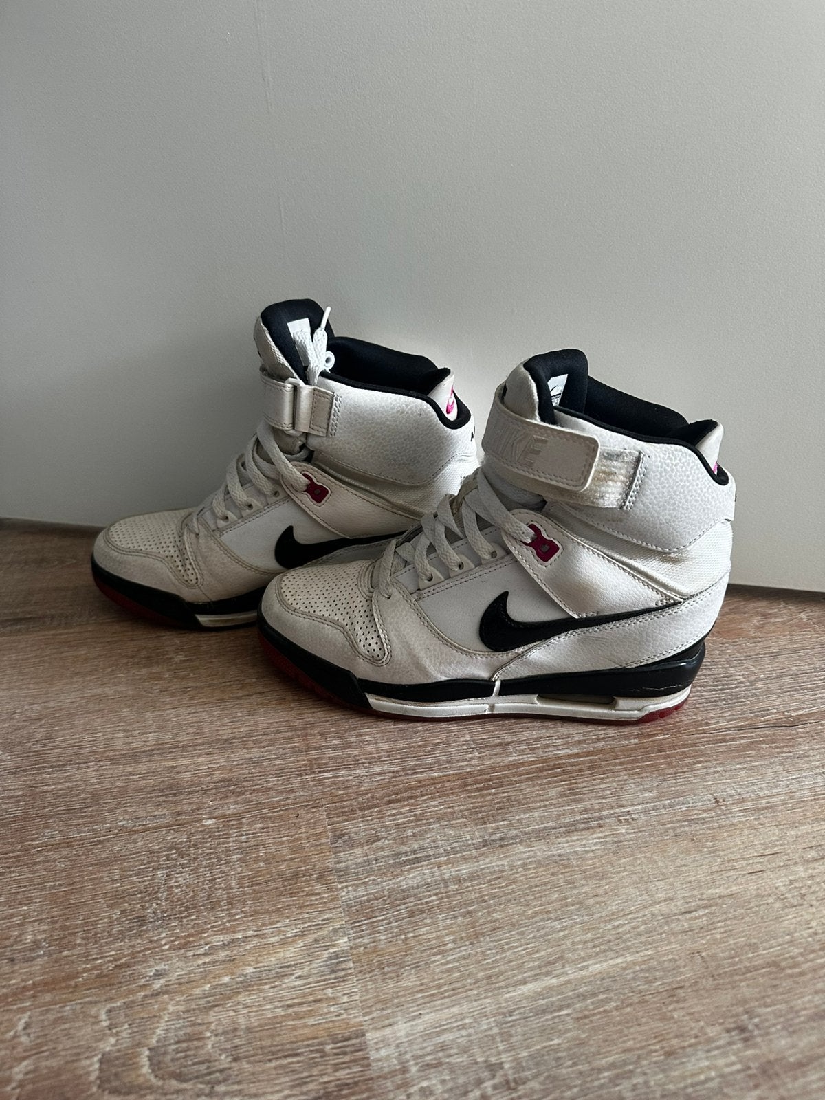 Nike sky high sneakers met sleehak, Kleding | Dames, Schoenen, Ophalen of Verzenden, Zo goed als nieuw, Sneakers of Gympen