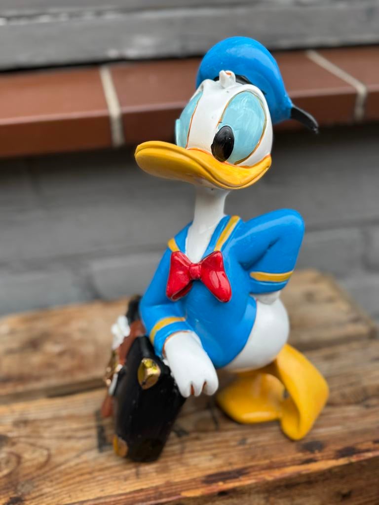 Disney Donald Duck beeld met koffer, Verzamelen, Disney, Ophalen of Verzenden, Donald Duck, Gebruikt, Beeldje of Figuurtje