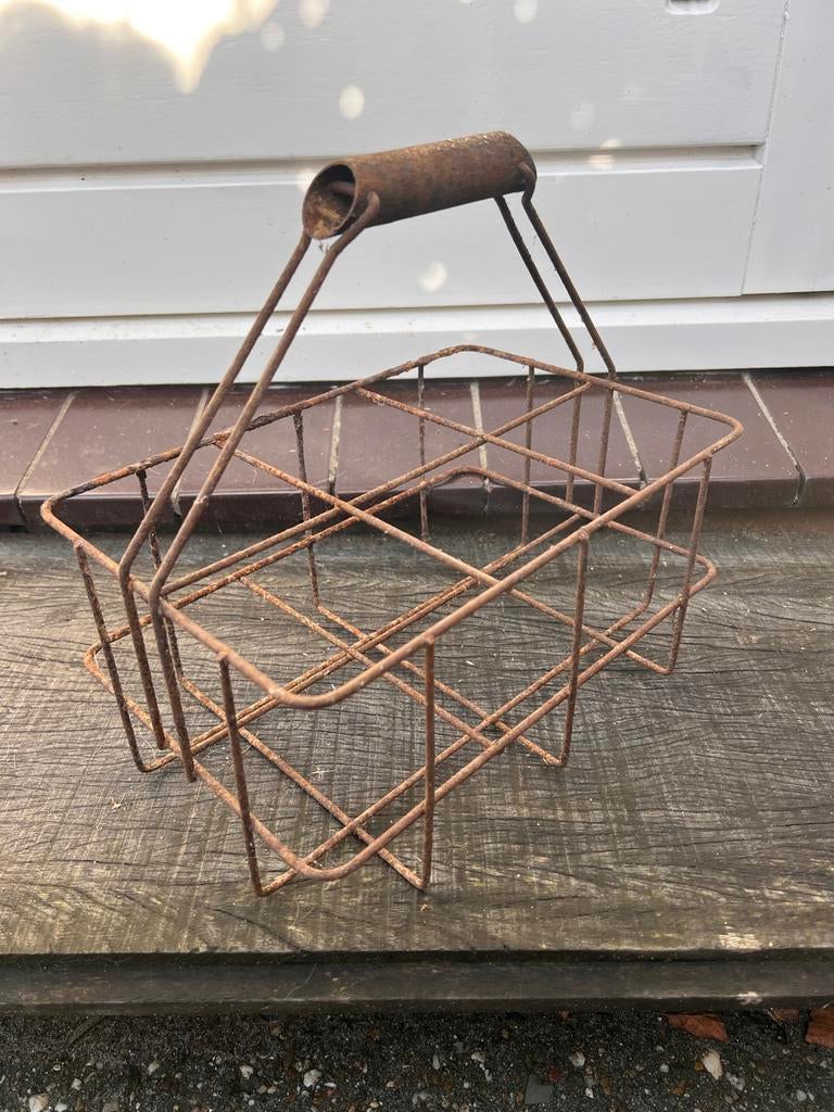 Brocante ijzeren flessenrekje met 7 oude flesjes., Antiek en Kunst, Ophalen of Verzenden