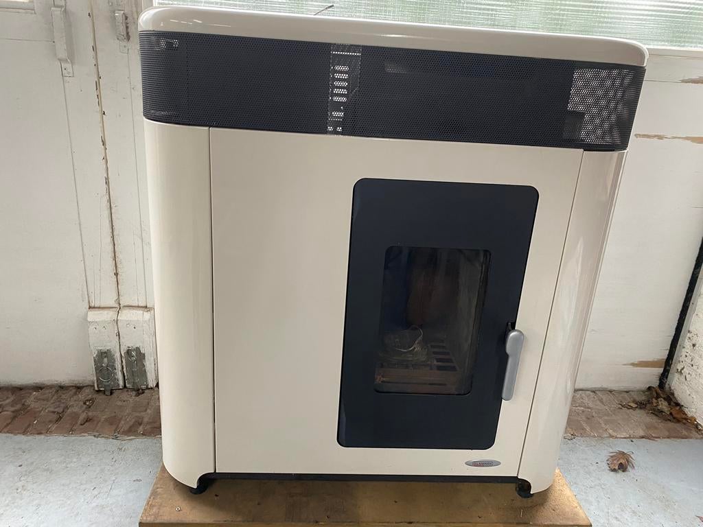 Laminox Idro Elisa Phantom pelletkachel met warmwter /CV, Ophalen, Zo goed als nieuw, Vrijstaande haard, Houthaard