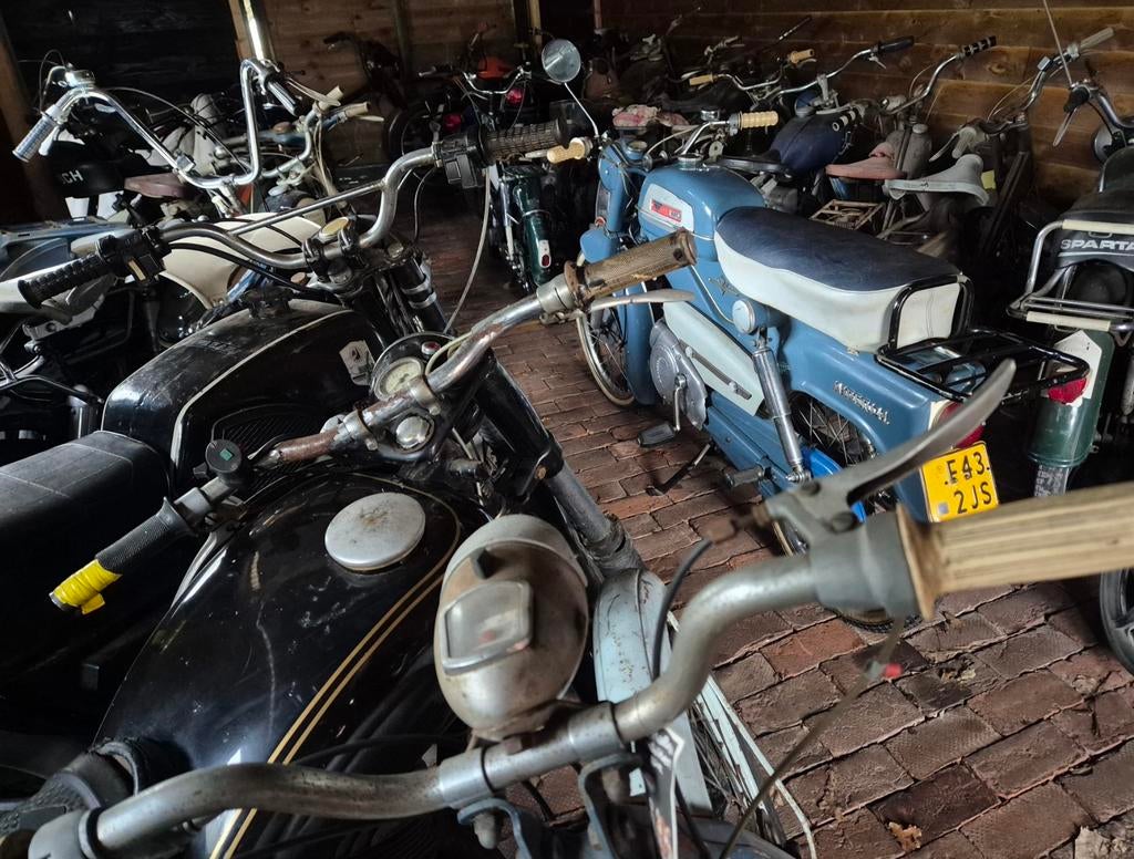 Te koop Heel veel motoren en brommers meer dan 100 oldtimers, Motoren
