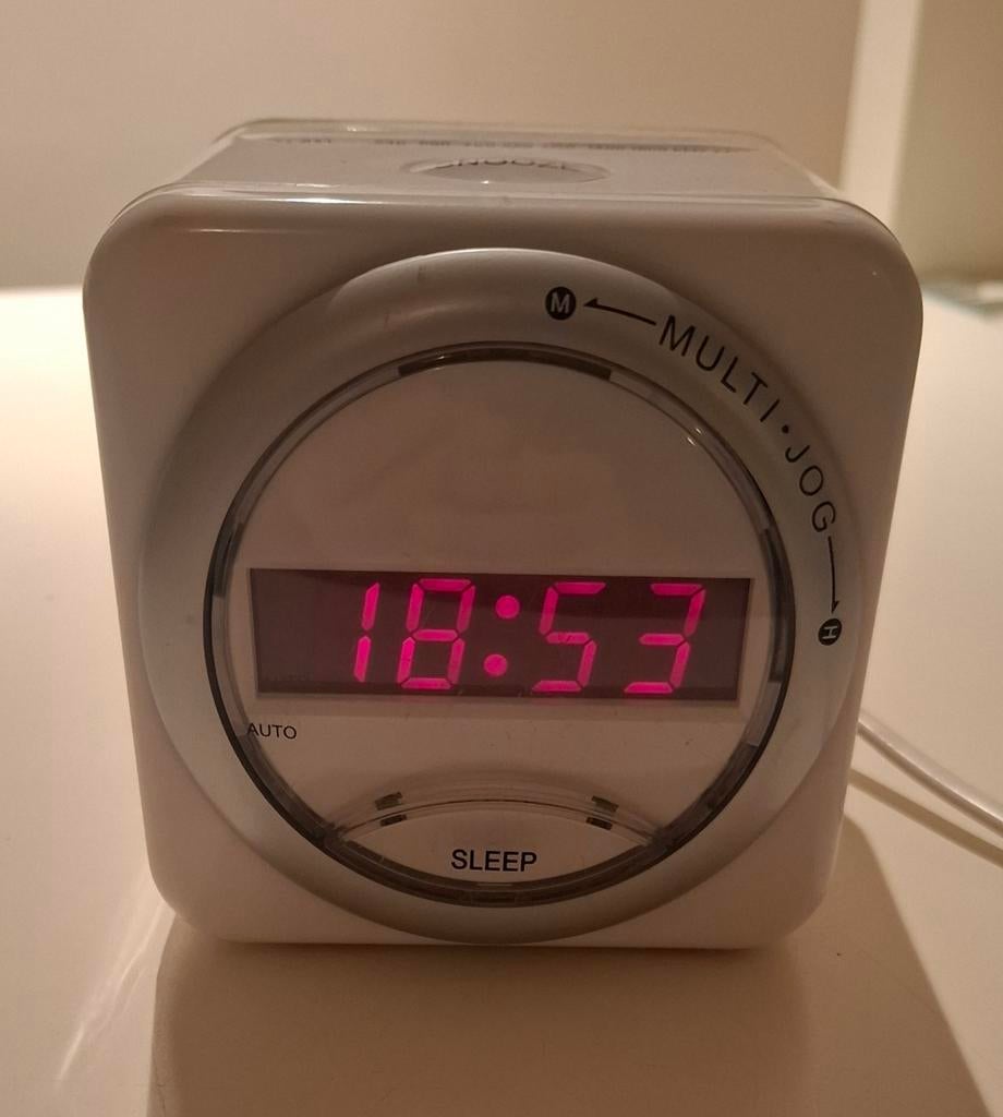 Hema Wekker met Radio - Vierkant Model, Huis en Inrichting, Woonaccessoires | Klokken, Ophalen of Verzenden, Gebruikt, Digitaal