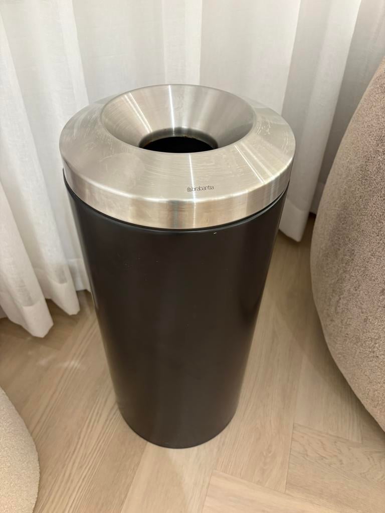 Zwarte Brabantia prullenbak – 30 liter, Ophalen, Gebruikt, 50 tot 75 cm, 20 tot 30 liter