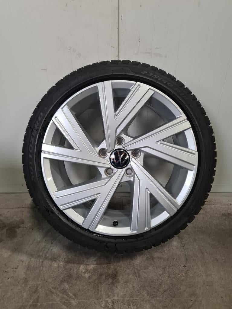 18' Volkswagen VW Golf 8 Bergamo met winterbanden, 18 inch, Banden en Velgen, Personenwagen, 225 mm
