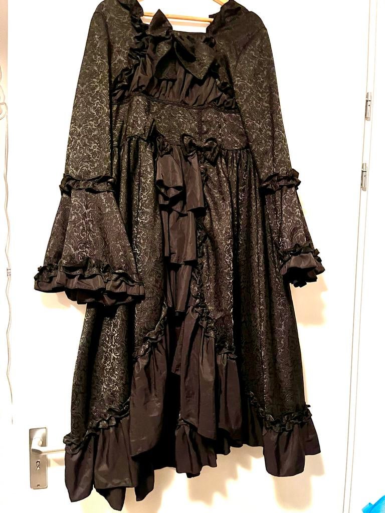 Zwarte gothic alternatieve jurk met ruches, Maat 38/40 (M), Zwart, Ophalen of Verzenden, Zo goed als nieuw
