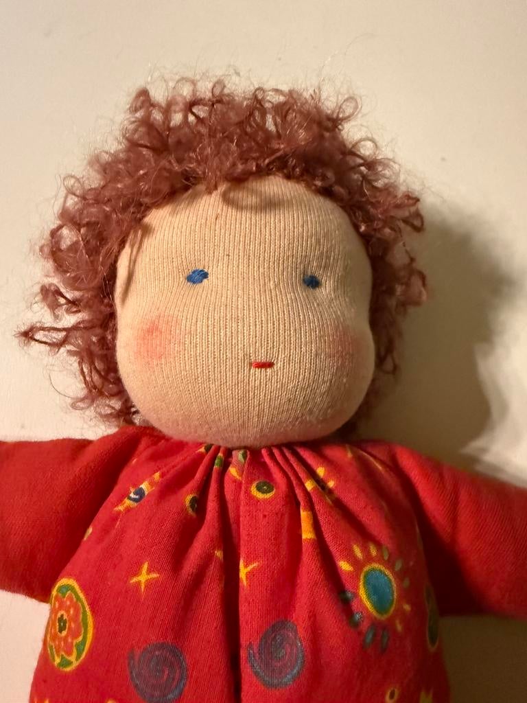 Vintage Waldorf zonnekind antroposofische pop rood krullen, Kinderen en Baby's, Ophalen of Verzenden, Gebruikt, Overige typen