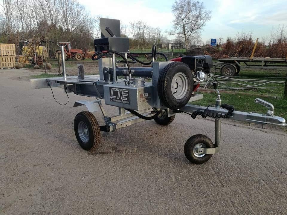 TE HUUR: mobiele houtklover kloofmachine  13 pk benzinemoter, Tuin en Terras, Kloofmachines, Info@ctimmermans.nl, Benzine, Liggend