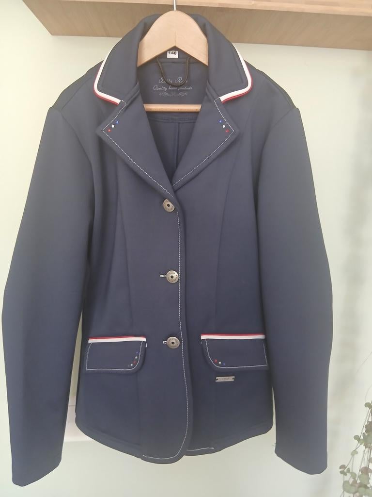 Mooi donkerblauw wedstrijdjasje van QHP met details., Dieren en Toebehoren, Paardrijkleding, Ophalen of Verzenden, Zo goed als nieuw