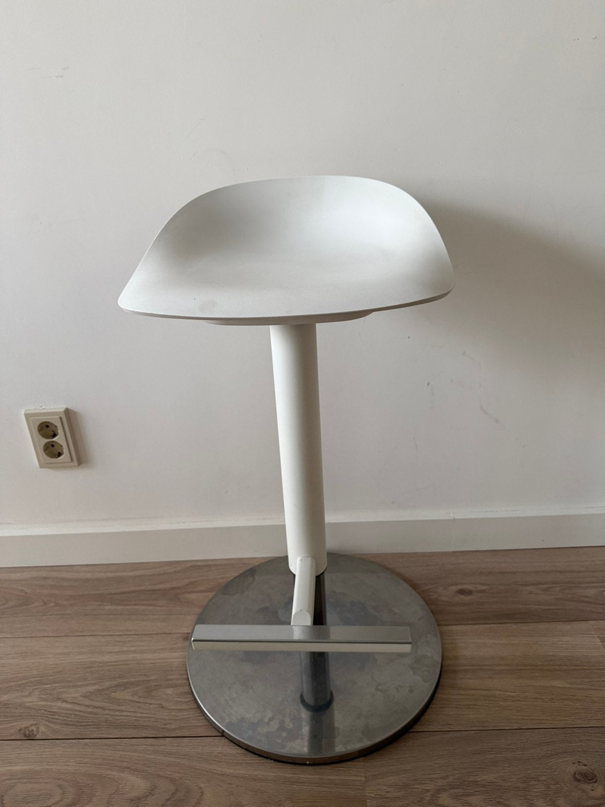 Barkrukken wit Ikea Janinge, Huis en Inrichting, Barkrukken, Zo goed als nieuw, 60 tot 90 cm, Metaal, 2 krukken, In hoogte verstelbaar