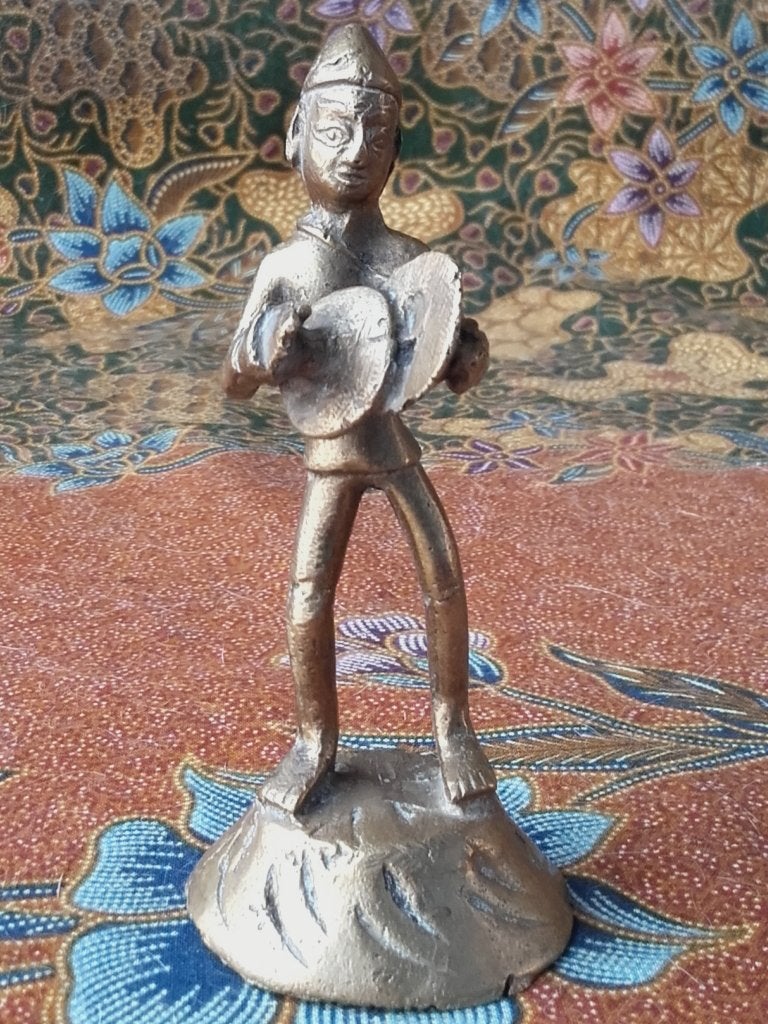 Mooi oud brons beeldje uit India van man met simbalen 9,8 cm