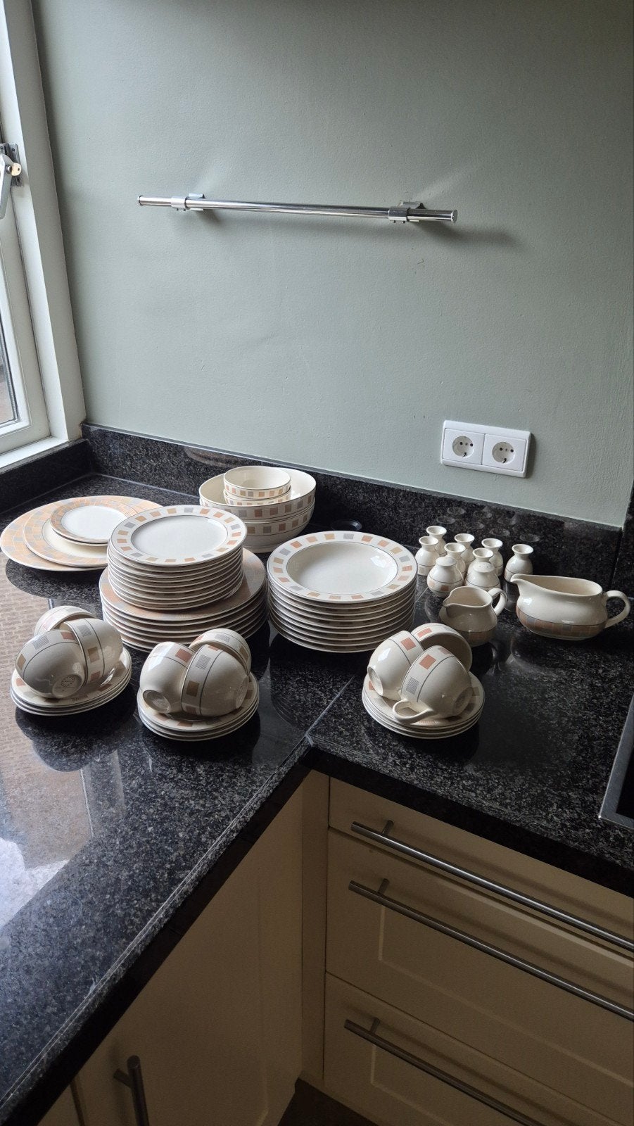 Bamboo servies, Ophalen