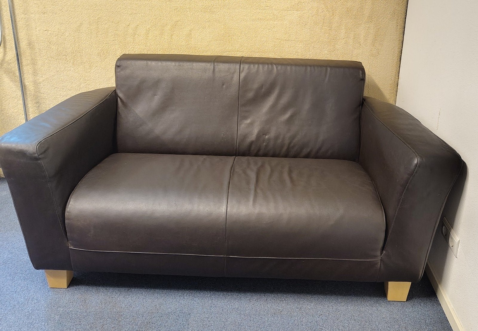 Comfortabele bruin lederlook tweezitsbank, Huis en Inrichting, Banken | Bankstellen, Ophalen, Gebruikt, 150 tot 200 cm, Tweepersoons