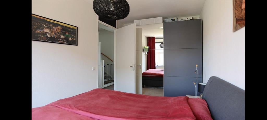 Mooie grijze en grote kledingkast met spiegel schuifdeur, Ophalen, Met deur(en), 200 cm of meer, Zo goed als nieuw