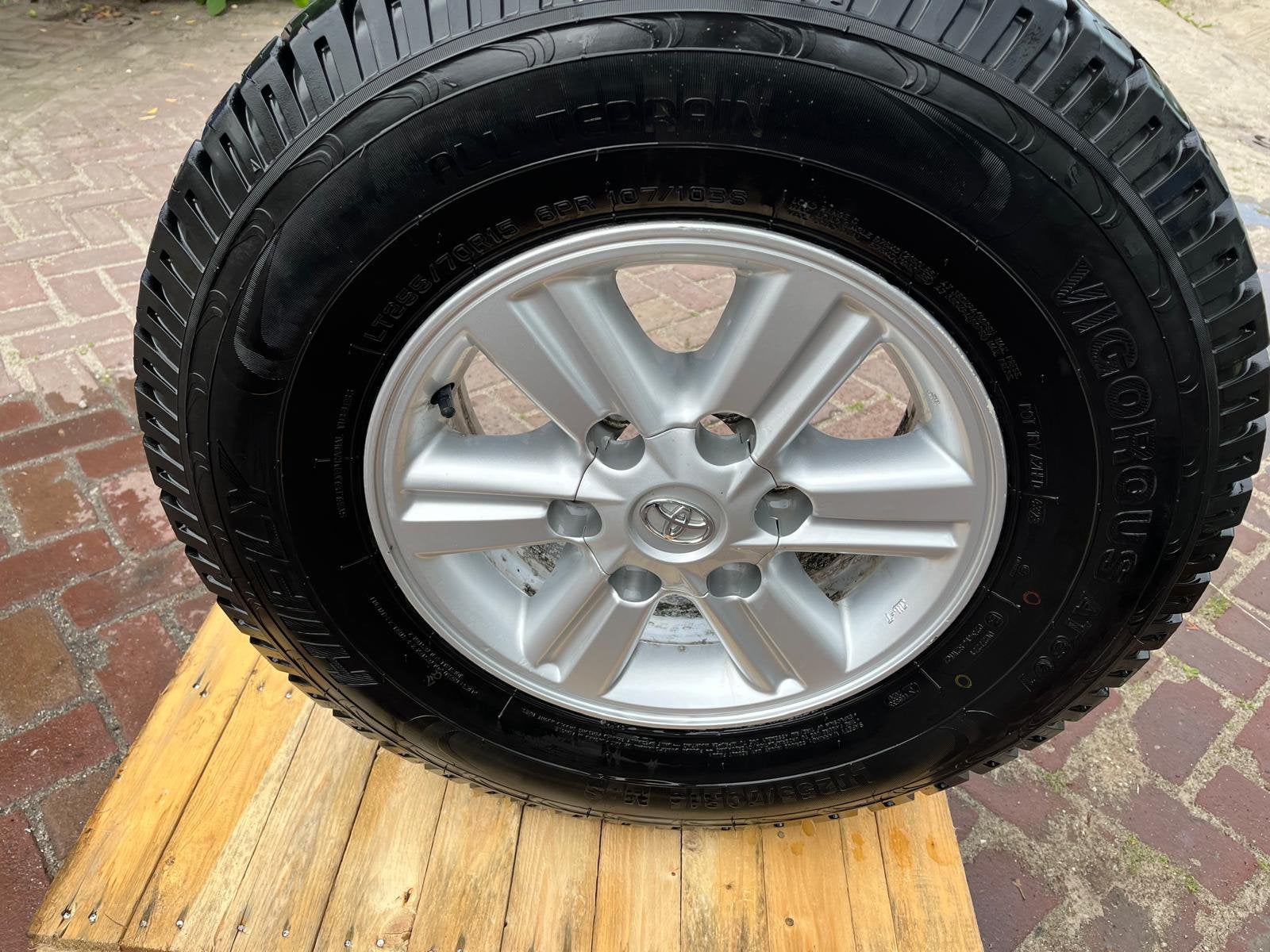 4 originele Aluminium velgen Toyota Hilux 255 / 70 R15, Ophalen, Gebruikt, Banden en Velgen, All Season