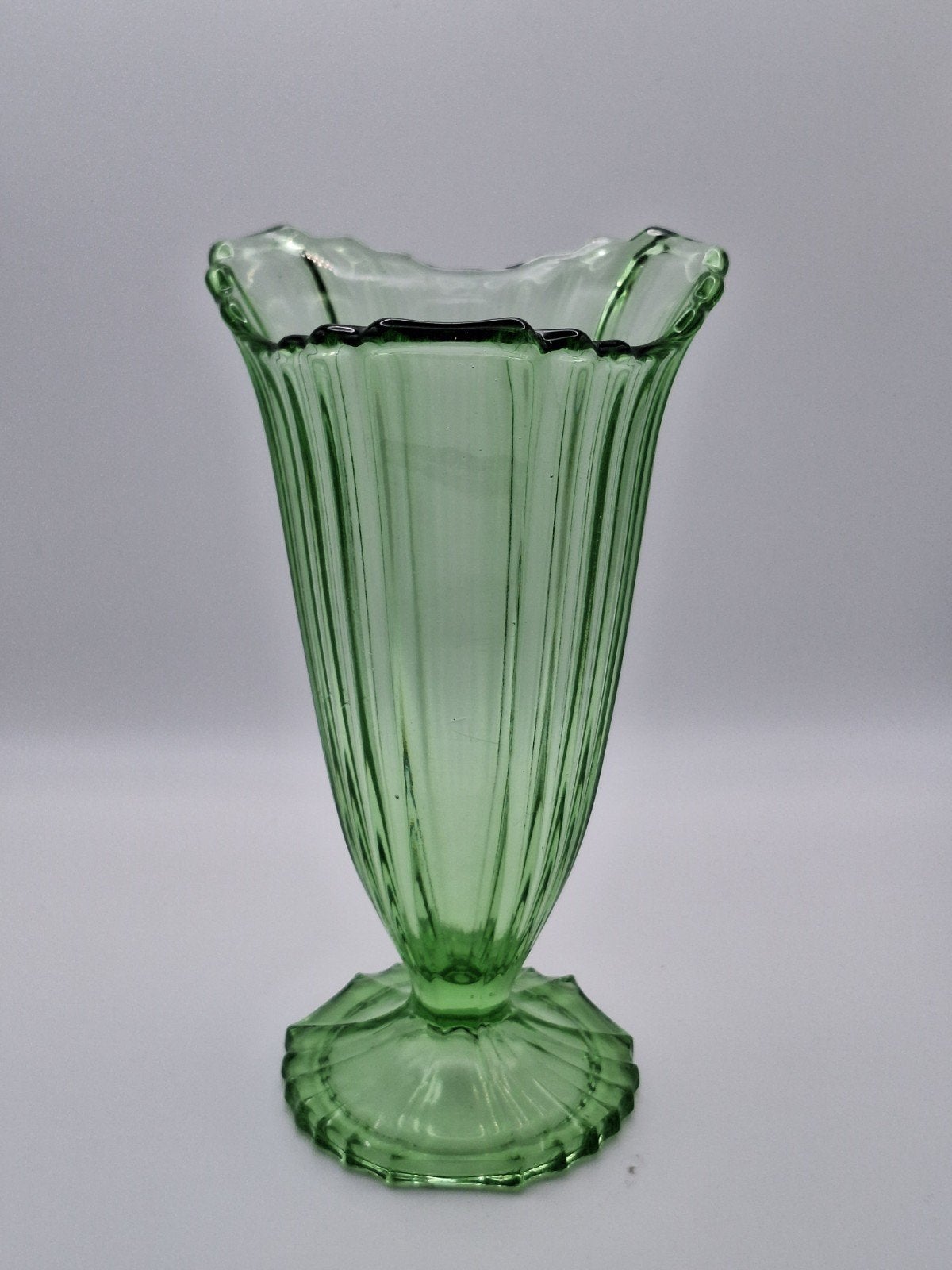 Vintage Uranium Glas Vaas uit Tsjechië-Slowakije, Ophalen