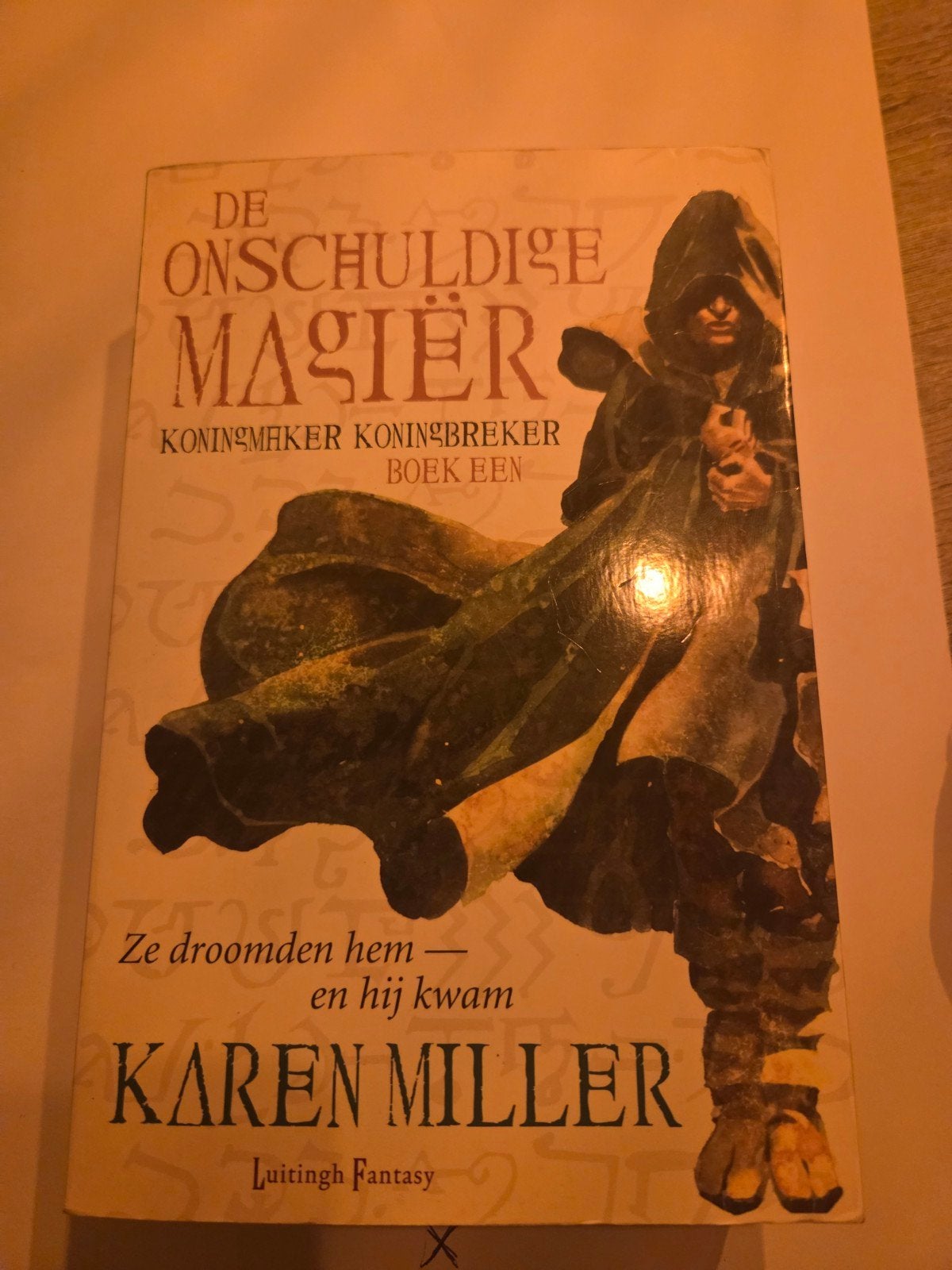 De Onschuldige Magiër - Karen Miller (Boek Een), Ophalen of Verzenden, Gelezen, Karen Miller
