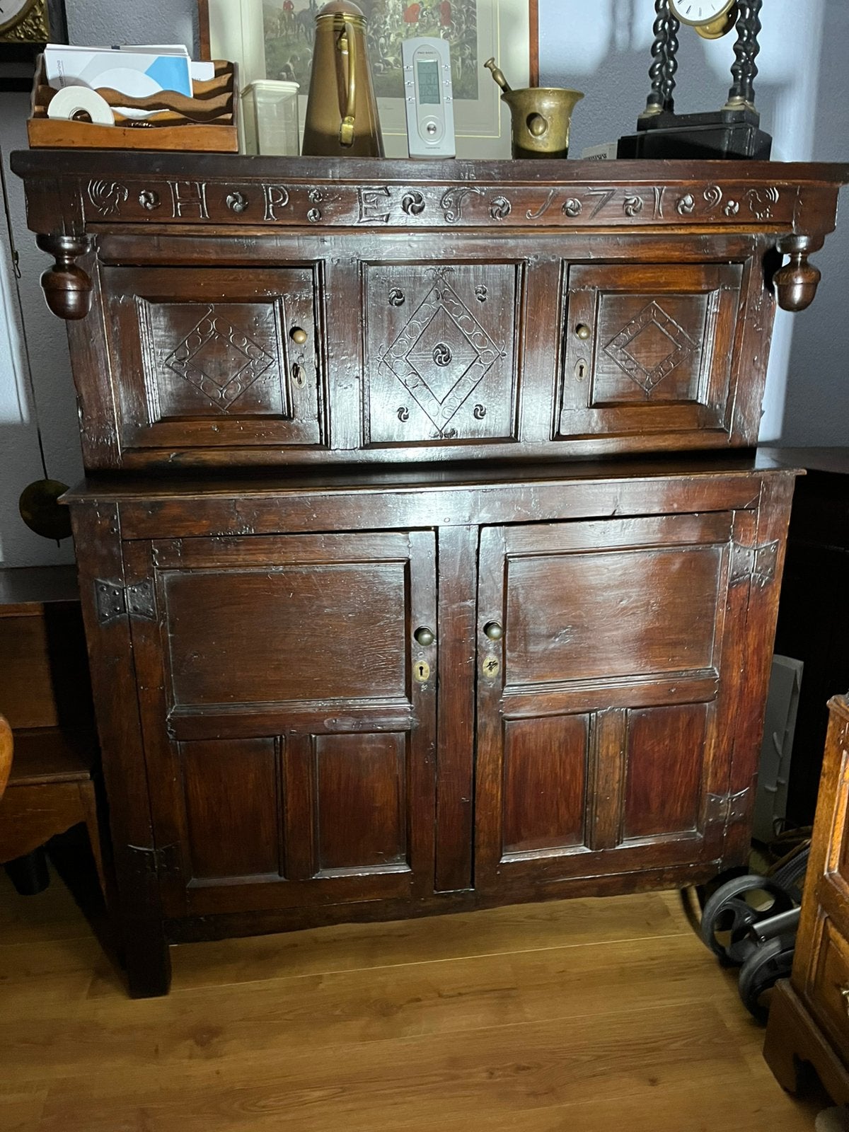 Antiek eikenengels cupbaord  1719 gedateerd op, Ophalen