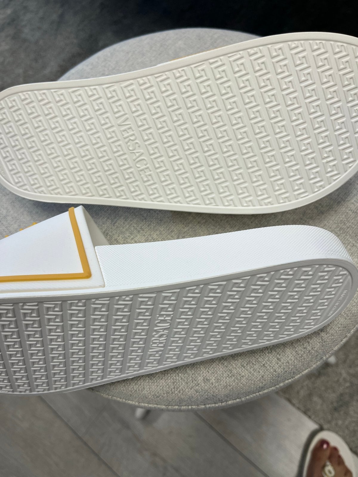 Versace slippers maat 43, Ophalen of Verzenden, Nieuw, Wit, Slippers