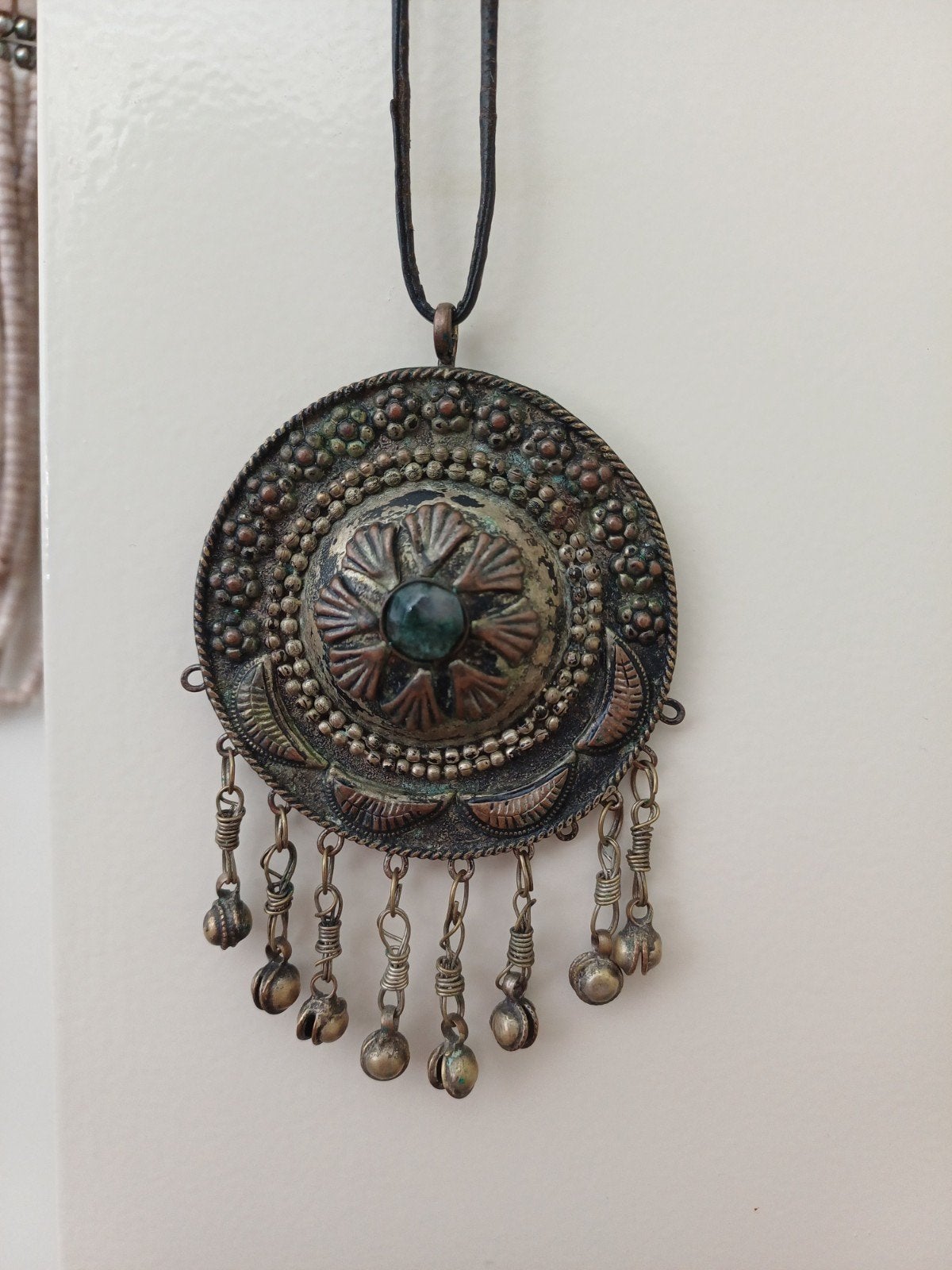 Vintage Medaillon Ketting met Groene Steen en Belletjes, Overige materialen, Gebruikt, Overige voorstellingen, Ophalen of Verzenden