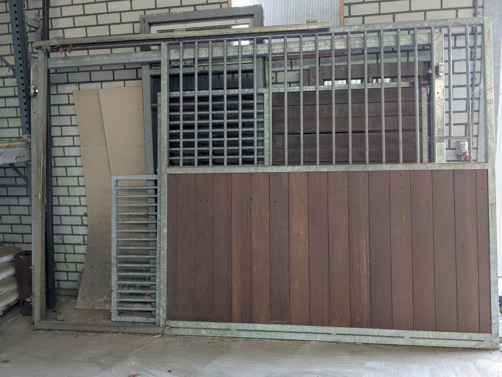 Restant voorwanden paardenbox
