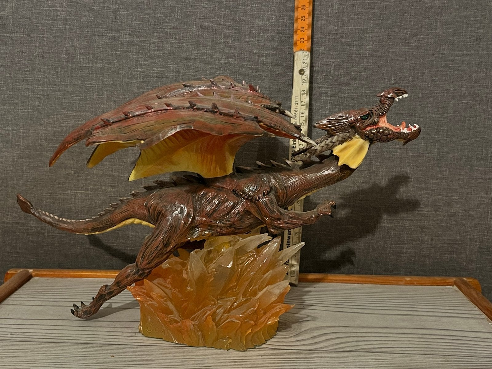 Gedetailleerd Drakenbeeldje op Vlammenbasis, Verzamelen, Ophalen, Zo goed als nieuw, Fantasy