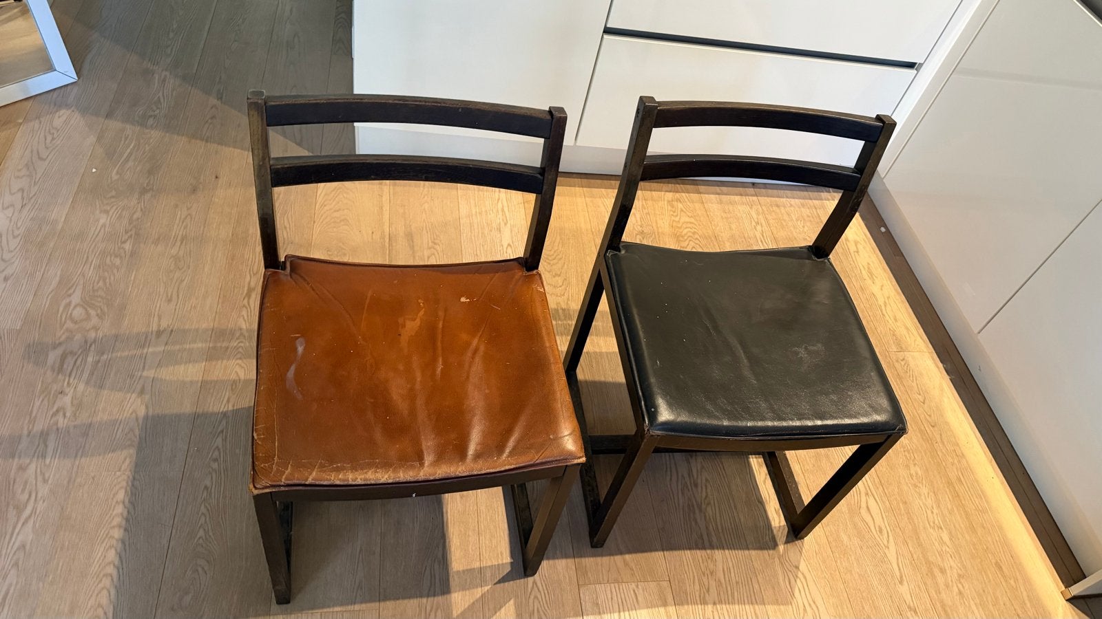 Gratis stoelen met houten frame en leren zitvlakken, Ophalen, Gebruikt, Twee, Overige kleuren