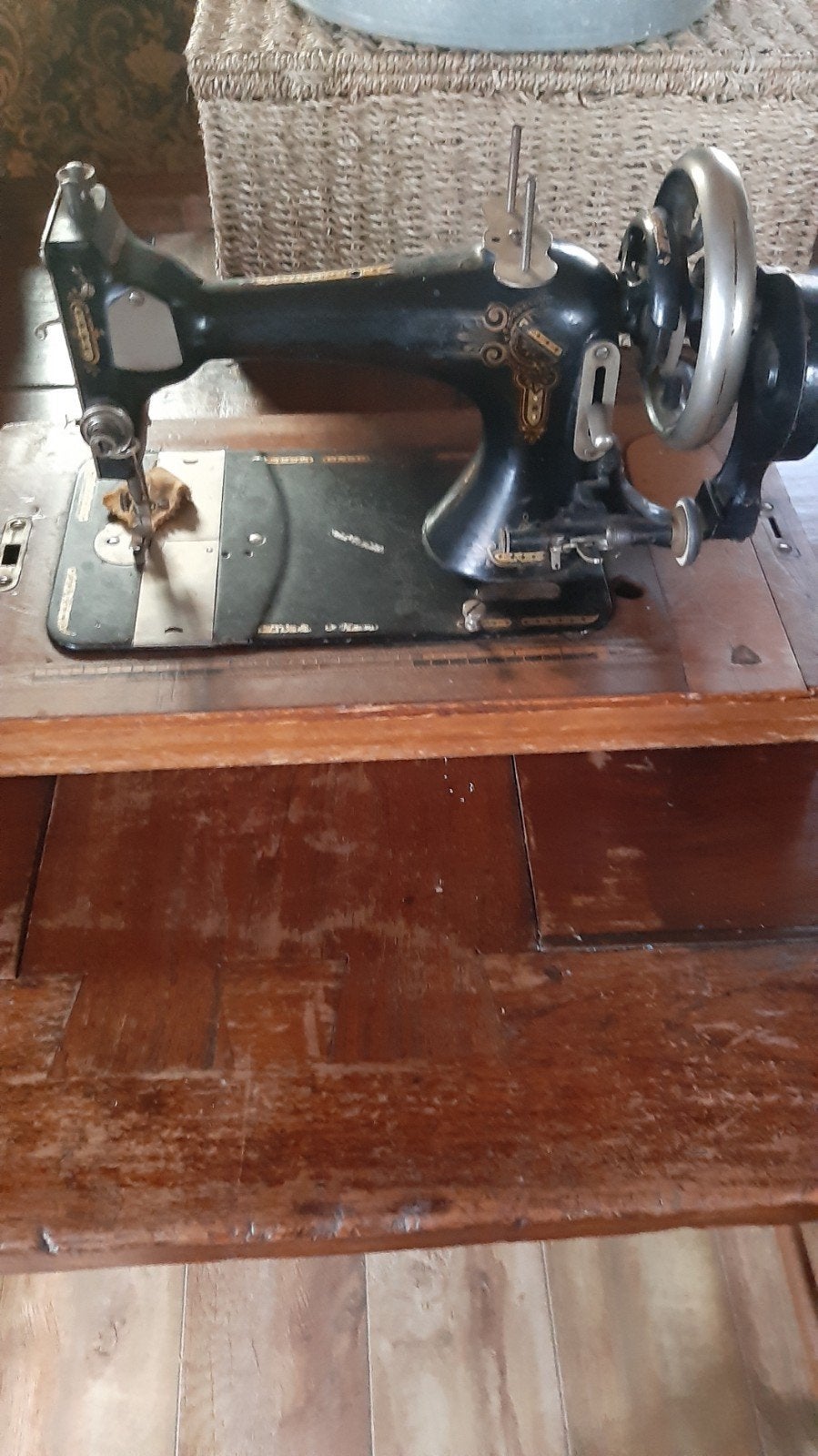 antieke naaimachine met spoeltjes en houten koffer, Ophalen of Verzenden