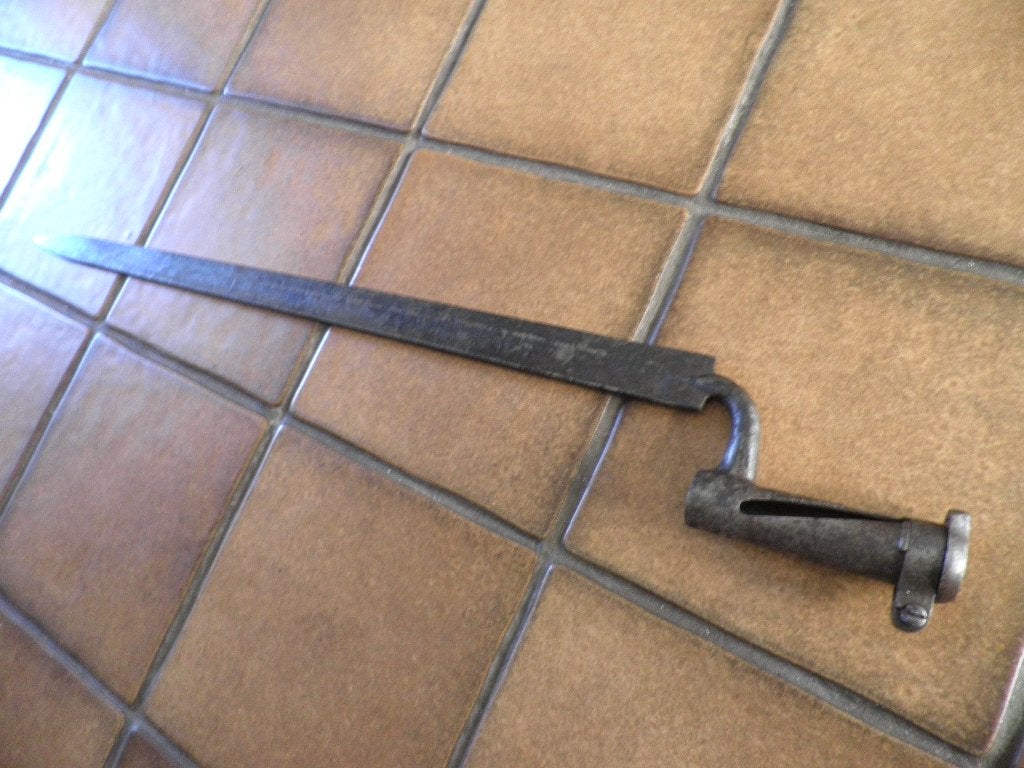 grote zware antieke bajonet uit schuuropruiming 71 cm, Verzamelen, Ophalen of Verzenden, Landmacht, Overige gebieden, Mes of Dolk