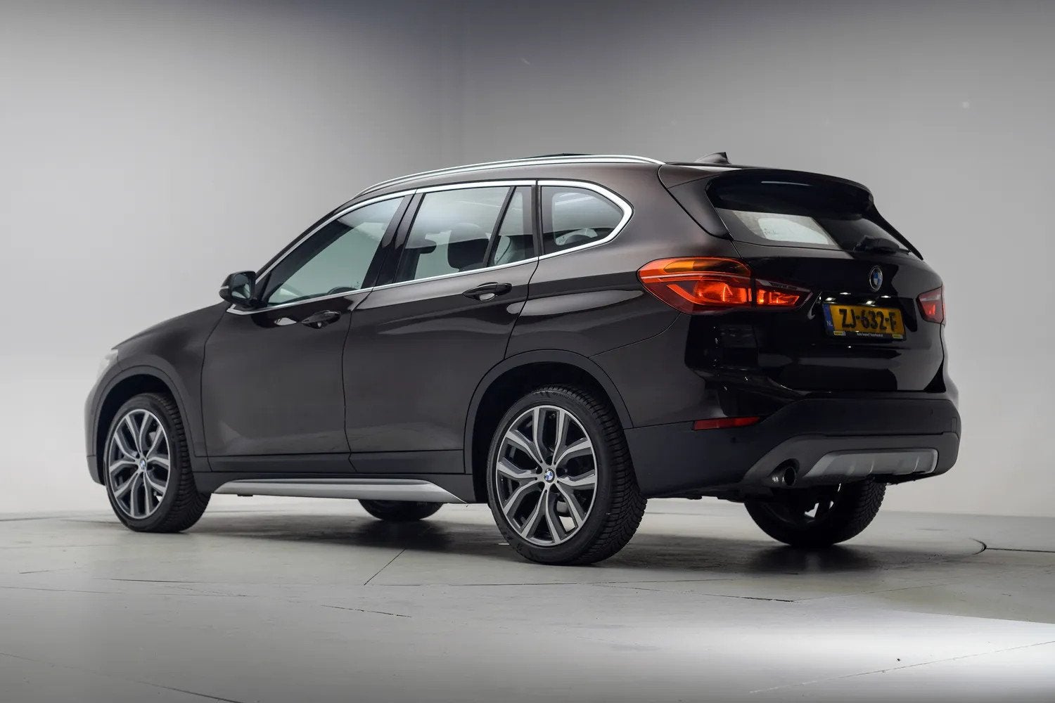 BMW X1 sDrive18i High Executive [ Panoramadak Camera Stoelve, Auto's, 136 pk, Gebruikt, 1370 kg, Bruin