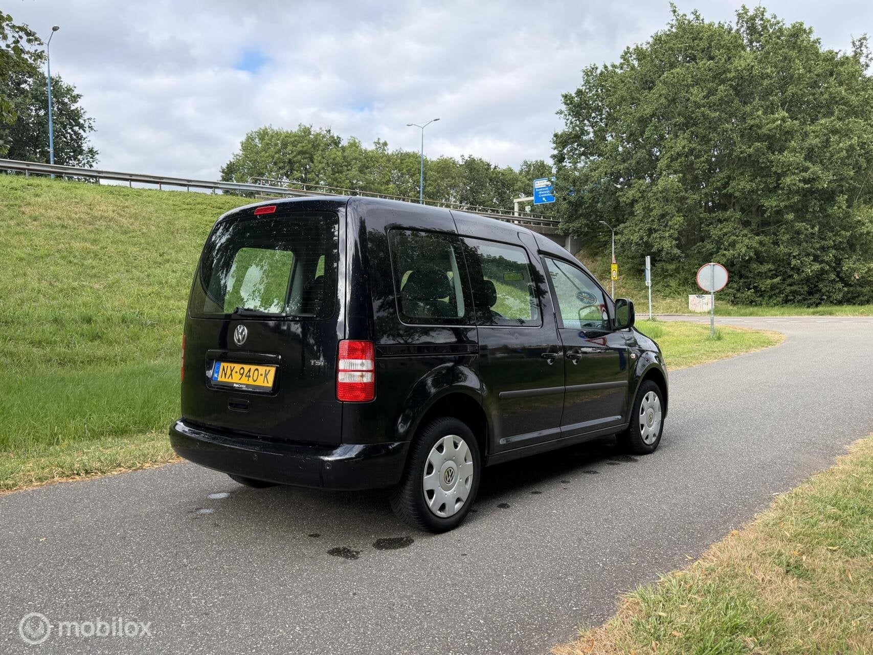 Volkswagen Caddy Combi 1.2 TSI Trendline*5 PERS*NW APK*AIRCO, Auto's, Voorwielaandrijving, Euro 5, Gebruikt, Zwart