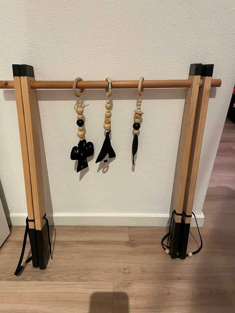Verstelbare babygym van hout met vilten hangers, Ophalen of Verzenden, Gebruikt, Babygym