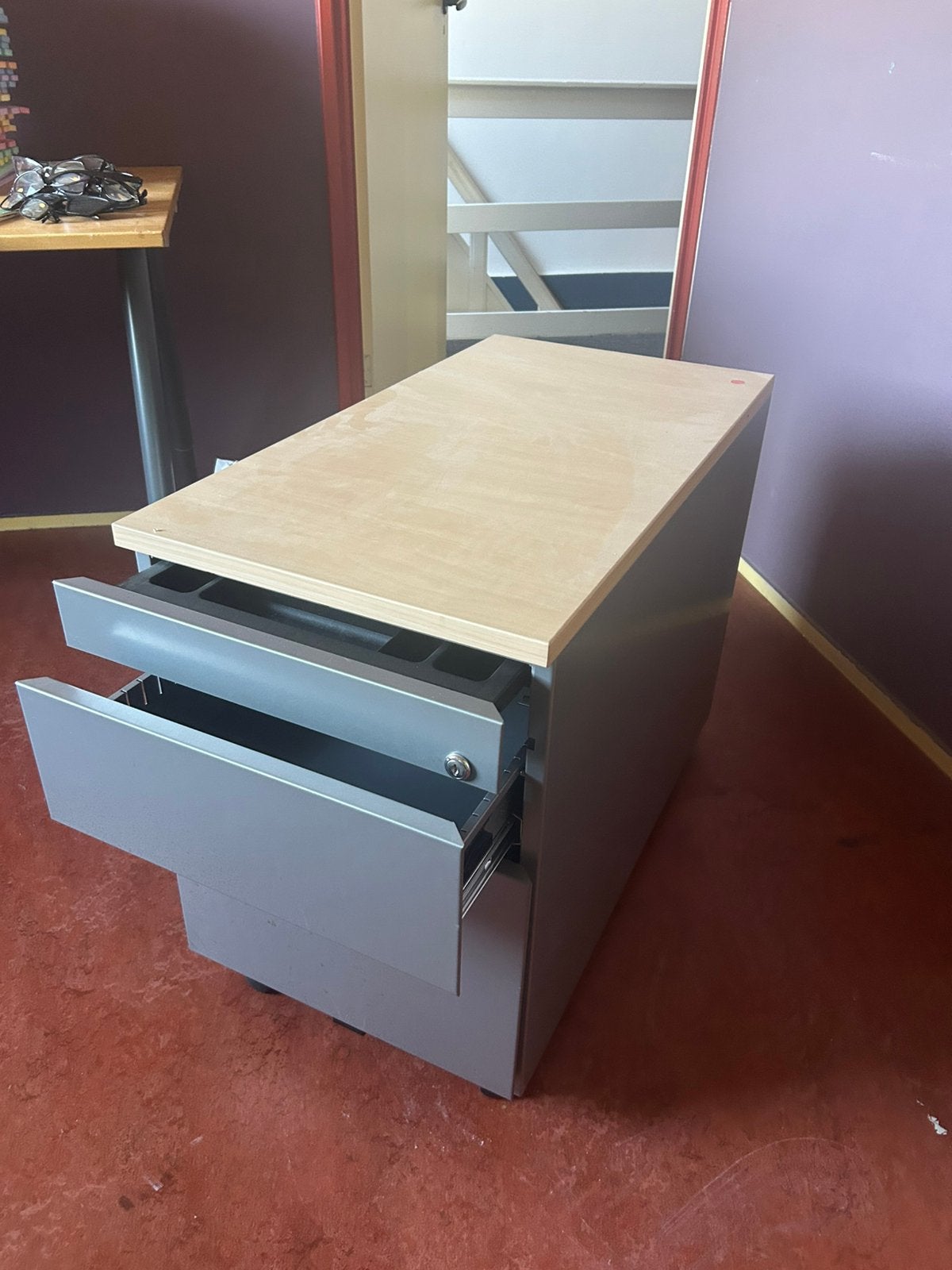 Stalen ladekast bureau met houten blad Weg=weg, Ophalen, 50 tot 100 cm, Zo goed als nieuw, Minder dan 100 cm
